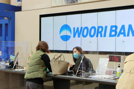 우리은행이 고객 및 직원보호를 위한 '사회적 거리두기(Social Distancing)' 실천의 하나로 전국 모든 영업점 고객창구에 투명 칸막이를 설치했다. 우리은행 제공